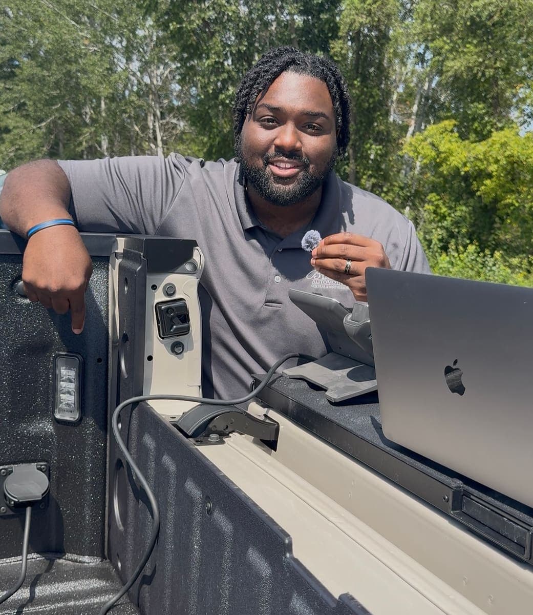 Kahleel helping a SmartCarMatch customer